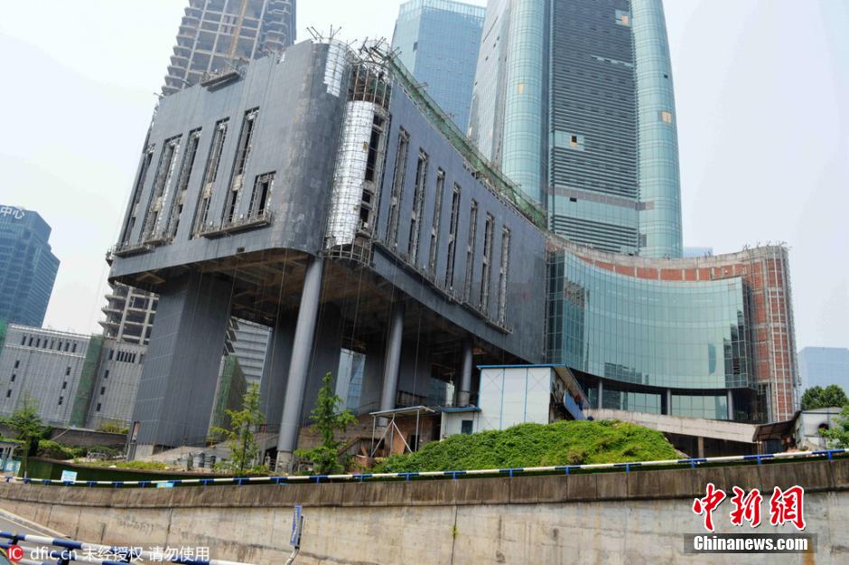 重庆现“最牛假肢楼” 市民直呼撑得住吗? 重庆现“最牛假肢楼” 市民直呼撑得住吗?