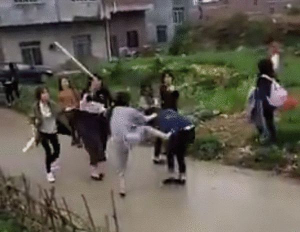 ����Ů��Ż��У� ������Ů�ֵ���Ⱥ��