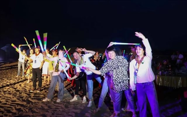 �½����պ���5��19���й������ա� ���ο�ʲ��ɫ��Į һ�ô��������ɳ��